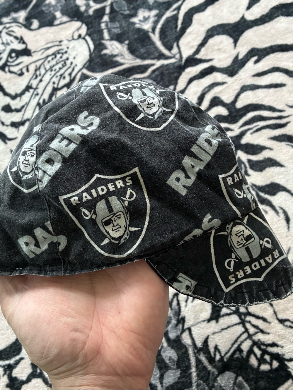 018 - VINTAGE 00s OAKLAND / LAS VEGAS RAIDERS NFL WELDERS CAP HAT